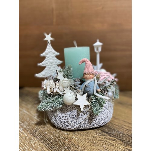 Aranjament de craciun in vas de piatra cu lumanare , figurina si globuri Aranjament de craciun in vas de piatra cu lumanare , figurina si globuri