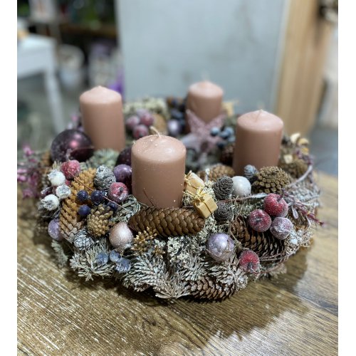 Coronita de advent din brad accesorizat cu conuri, globuri Coronita de advent din brad accesorizat cu conuri, globuri