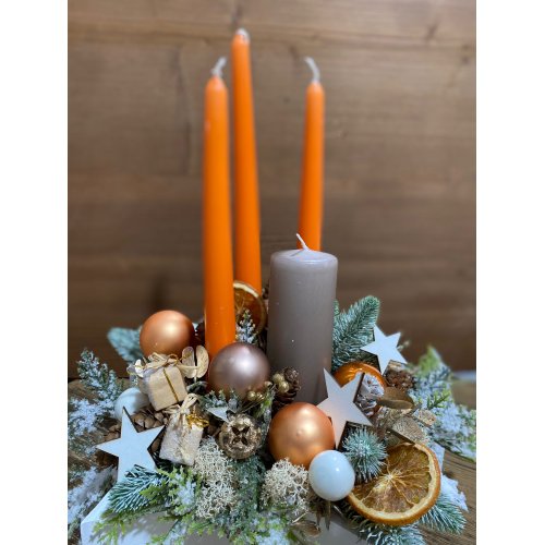Aranjament advent in vas de lemn in forma de stea cu brad artificial si accesorizat cu globuri, conuri , portocale uscate Aranjament advent in vas de lemn in forma de stea cu brad artificial si accesorizat cu globuri, conuri , portocale uscate