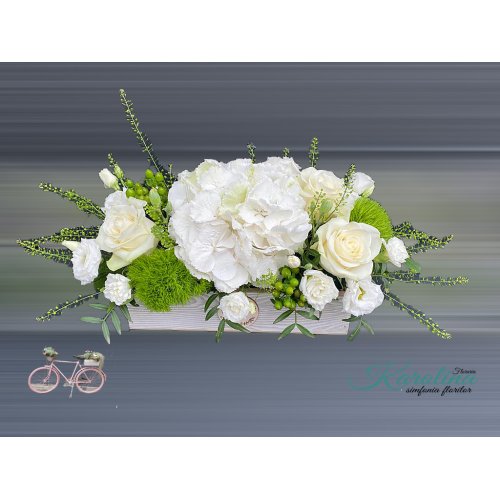 Aranjament flori albe in vas de lemn Aranjament flori albe in vas de lemn