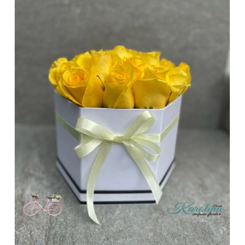 Aranjament cu 19 fire de trandafiri galbeni in cutie Aranjament cu 19 fire de trandafiri galbeni in cutie