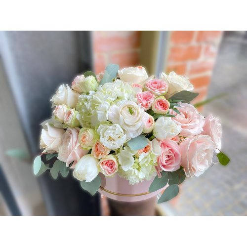 Aranjament delicat cu Hortensia si Trandafiri Aranjament delicat cu Hortensia si Trandafiri