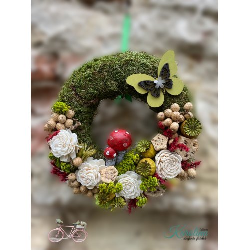 Coroniță de mușchi cu plante uscate și accesorii Coroniță de mușchi cu plante uscate și accesorii