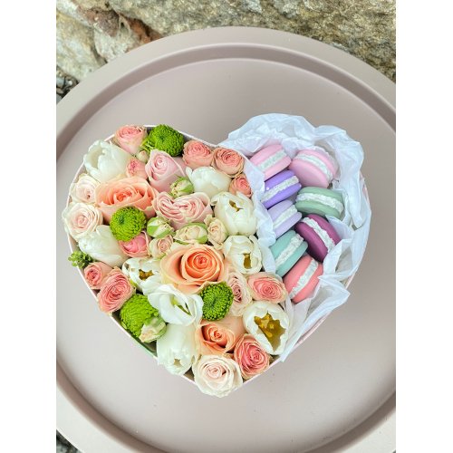Cutie cu flori naturale si macarons SWEET LOVE Cutie cu flori naturale si macarons SWEET LOVE