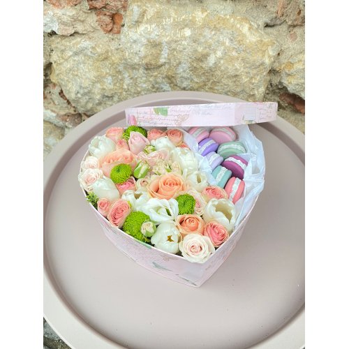 Cutie cu flori naturale si macarons SWEET LOVE Cutie cu flori naturale si macarons SWEET LOVE
